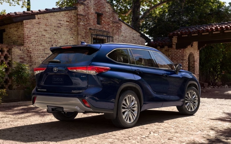 South Bend, IN - 2026 Toyota Highlander Hybrid's Exterior South Bend, IN - 2026 Toyota Highlander Hybrid's Exterior