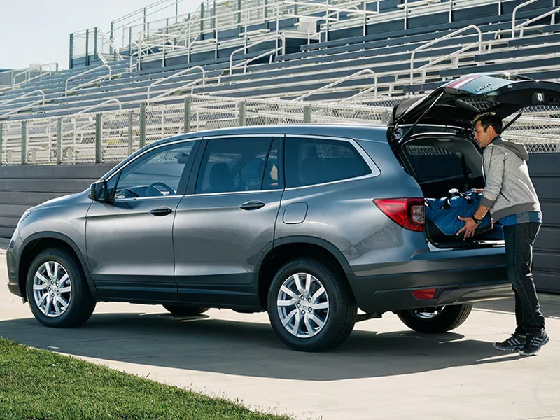 Drive a generously appointed 2021 Honda Pilot near Fort Madison IA