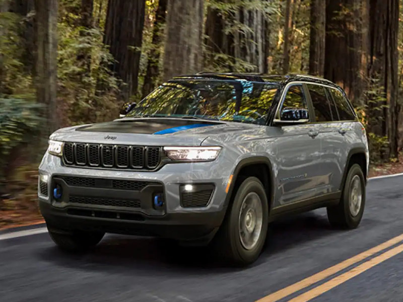 A 2022 Jeep Grand Cherokee 4xe offers more control near Davenport IA