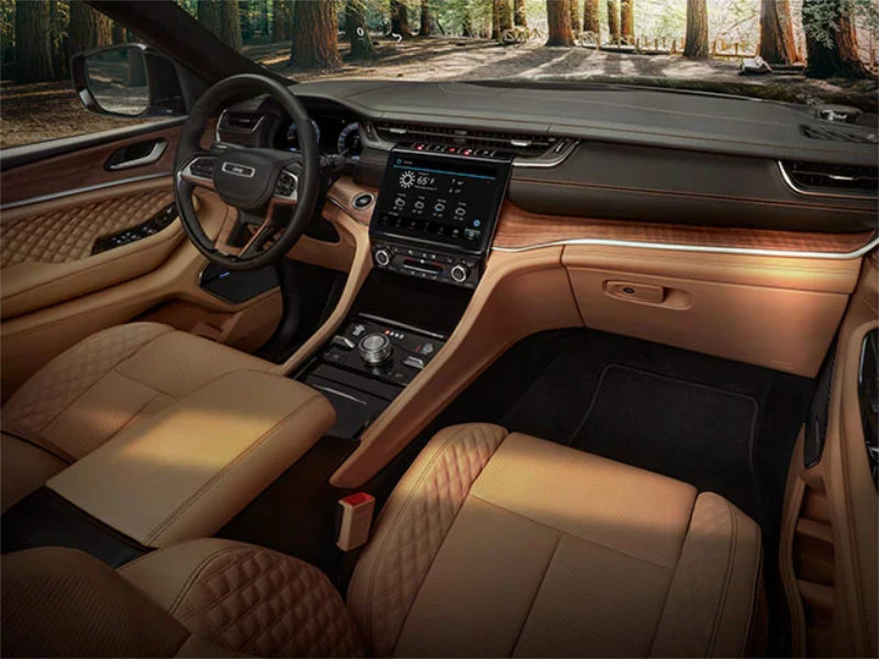 Salina Kansas - 2022 Jeep Grand Cherokee's Interior