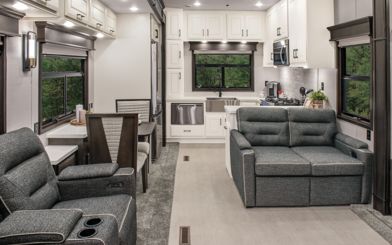 Des Moines, IA - DRV Luxury Suites's Features