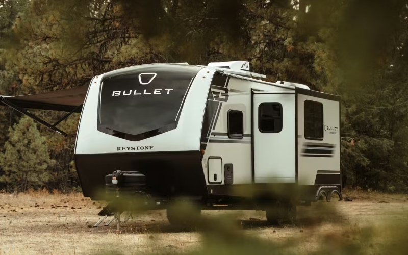 Which tow setup suits Omaha, NE travelers better — 2026 Keystone Cougar Half-Ton or 2026 Keystone Cougar Sport?