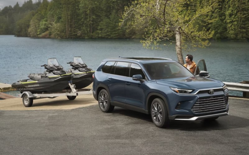 The Efficient and Elegant 2025 Toyota Grand Highlander Hybrid near Mishawaka, IN