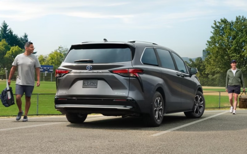 2025 Toyota Sienna in Woodbridge, NJ Sansone Toyota