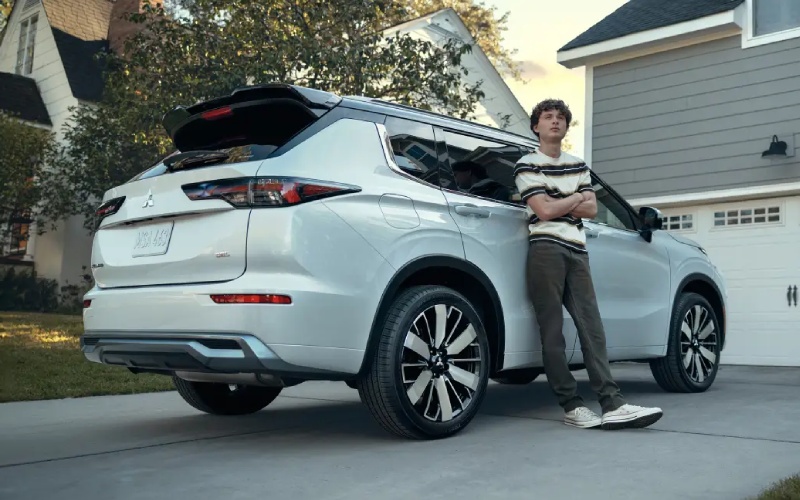 How much can the 2026 Mitsubishi Outlander tow near Indianapolis, IN?